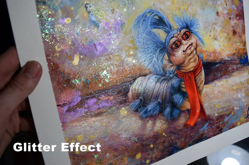 Puede incluir: Una pintura de acuarela de una criatura azul y gris con una bufanda roja. La criatura tiene ojos grandes y una melena azul esponjosa. El fondo es un dise&ntilde;o abstracto brillante y brillante.