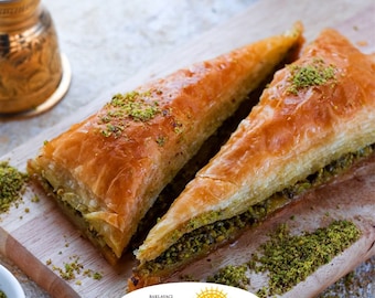 Gulluoglu Karottenscheiben Dreieck Baklava mit Pistazie, 2 Stück (0.55lb - 250gr) (1er-Pack), täglich frischer Versand aus Istanbul/Türkei