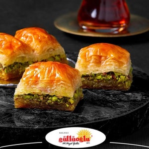 Gulluoglu Turkish Pistachio Baklava, 7 pieces (0.55lb - 250gr) (Pack of 1), daily fresh shipment from Istanbul/Turkey