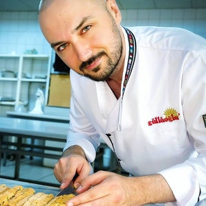 Baklava turc aux pistaches Gulluoglu, 7 pièces 0,55 lb 250 g paquet de 1, expédition de produits frais du jour d'Istanbul/Turquie image 3