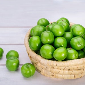 Gulluoglu Fresh Green Plums, Daily Harvest with Three Weight Options, Fresh Shipment from Gulluoglu Shop at the Spice Bazaar in Istanbul image 3