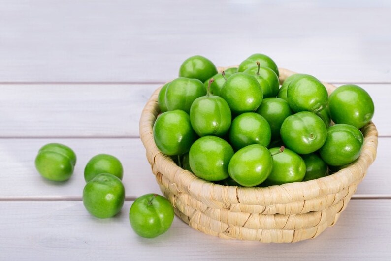 Gulluoglu Fresh Green Plums, Daily Harvest with Three Weight Options, Fresh Shipment from Gulluoglu Shop at the Spice Bazaar in Istanbul image 3