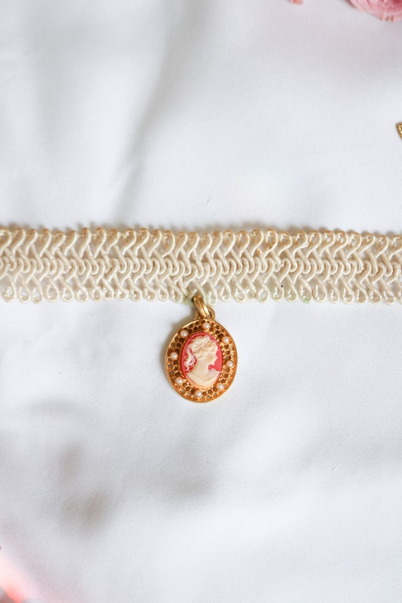 Vintage White Antique Loop Lace Cameo Choker with… - image 3