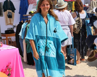 Vient d'atterrir ! Notre superbe poncho de surf teint par nœuds Wave-Hawaii FLIGHT et notre robe à langer - votre nouveau meilleur ami de plage et le cadeau parfait du surfeur !