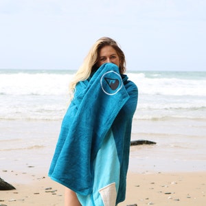 Beautifully sustainable The SEIS Beach towel with integrated pocket pillow compartment. Soft and cosy, with no plastics or microfibres. image 1