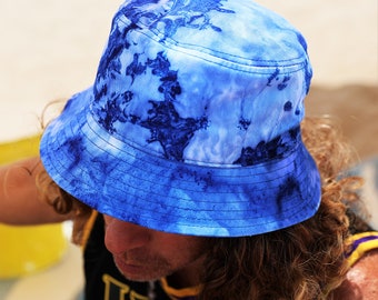 NEUES US-Sortiment** Der BLU ROYAL Tie Dyed Bucket Hat. Sonnenhut aus 100 % Premium-Baumwolle. Einheitsgröße. Perfektes Geschenk für den Festivalbesucher in Ihrem Leben!