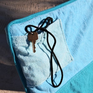 Beautifully sustainable The SEIS Beach towel with integrated pocket pillow compartment. Soft and cosy, with no plastics or microfibres. image 7