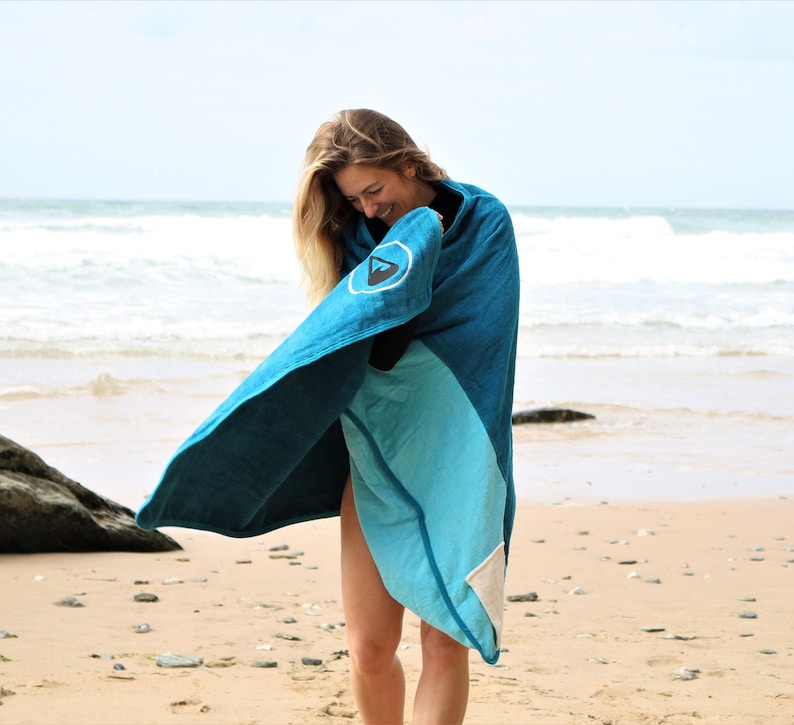Beautifully sustainable The SEIS Beach towel with integrated pocket pillow compartment. Soft and cosy, with no plastics or microfibres. 画像 4