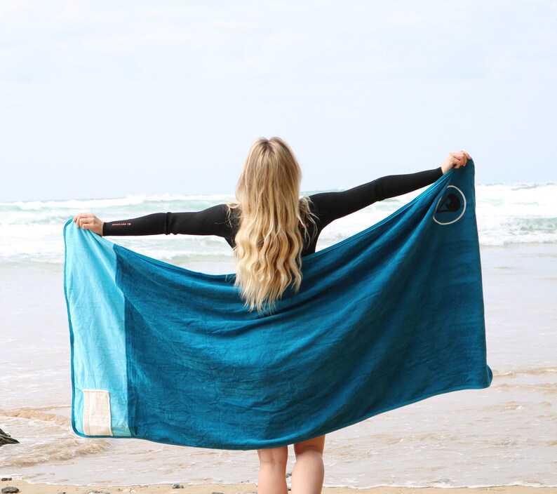 Beautifully sustainable The SEIS Beach towel with integrated pocket pillow compartment. Soft and cosy, with no plastics or microfibres. image 8