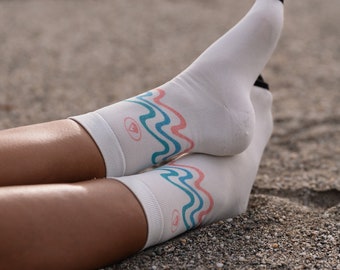 Ha! **Neuer Tropfen ! WAVEY Surf und Skateboard inspirierte Socken - so cool + fantastische Nachhaltigkeit. Zwei Größen und 10 verschiedene Ausführungen.