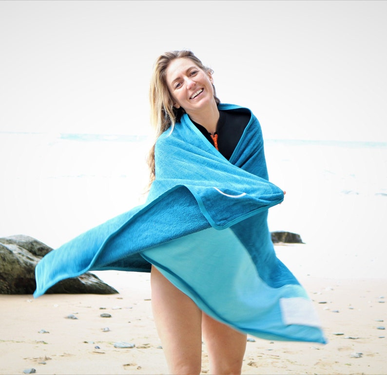 Beautifully sustainable The SEIS Beach towel with integrated pocket pillow compartment. Soft and cosy, with no plastics or microfibres. image 10