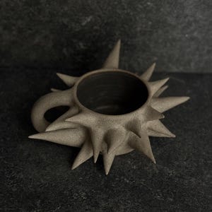 UPPKKI taggig skulptural handgjord stengodsmugg