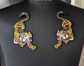 Paar hockender Tiger Flicken zum aufbügeln oder einnähen. großer Flicken, Applikation, dekorativ, Stickerei, links/rechts hinten Jackenaufnäher