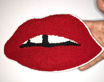 Naszywka z motywem ust Rocky'ego Horror, do naprasowania lub przyszycia. Duża naszywka z czerwonymi ustami, aplikacja, dekoracyjna, w dotyku. Naszywka na koszulkę/kurtkę.