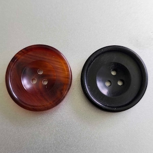 real horn 3 hole buttons. Brown & black. 24L 32L 44L. 15mm 20mm 28mm. Suit, blazer, coat, cardigan, tailoring, refined unusual buttons