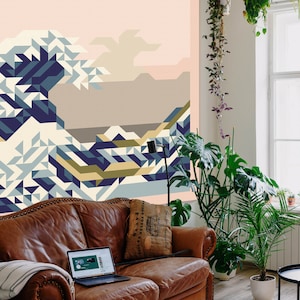 Può includere: Un soggiorno con un divano in pelle marrone, un computer portatile, una coperta e un cuscino con una fodera in iuta. La parete dietro il divano presenta una grande stampa geometrica di un'onda in tonalità di blu, beige e giallo. Ci sono piante in vaso sul pavimento e appese al soffitto.