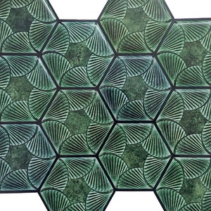 Può includere: Un set di piastrelle esagonali verdi con un motivo geometrico. Le piastrelle sono disposte a nido d'ape. Le piastrelle sono in ceramica e hanno una finitura lucida.