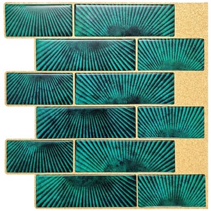Könnte beinhalten: Türkise blauer und goldener Peel-and-Stick-Fliesen-Backsplash mit einem Sonnenstrahlenmuster. Die Fliesen sind in einem Ziegelmuster angeordnet.