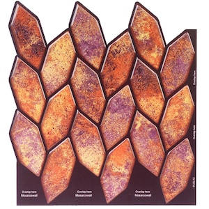 Puede incluir: Una lámina de pegatinas de azulejos autoadhesivas en un patrón geométrico. Los azulejos son una mezcla de naranja, amarillo y morado con un brillo metálico. Los azulejos están etiquetados con "Overlap here Mosaicwall".