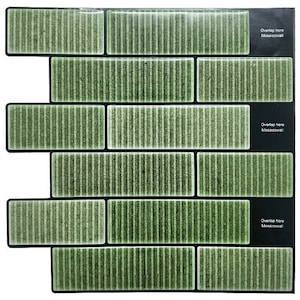 Puede incluir: Revestimiento de pared de azulejos autoadhesivos de rayas verdes y blancas. Los azulejos están dispuestos en forma de ladrillo. El texto "Overlap here Mosaicwall" está impreso en los azulejos.