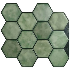 Puede incluir: Un conjunto de baldosas hexagonales verdes con acabado brillante y bordes negros. Las baldosas están dispuestas en un patrón de panal, con el texto "Overlap Here" impreso en el borde del respaldo.