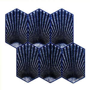 Peut inclure: Six carreaux hexagonaux bleus et blancs disposés en motif. Chaque carreau présente un motif en forme d'éventail avec des lignes rayonnantes. Les carreaux ont un aspect texturé et sont posés sur un fond blanc.