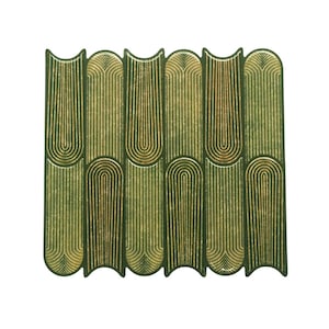 Könnte beinhalten: Eine dekorative, rechteckige Fliese mit einem sich wiederholenden Muster aus vertikalen, gewölbten Formen. Das Design weist eine Kombination aus grünen und goldenen Farben auf, mit dünnen, parallelen Linien, die einen strukturierten Effekt erzeugen. Die Fliese hat ein einzigartiges, stilisiertes Aussehen.