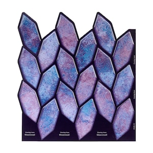 Puede incluir: Una lámina de azulejos autoadhesivos de forma de diamante en color morado, azul y blanco. Los azulejos están dispuestos en forma de espiga y tienen un aspecto texturizado, de mármol. Los azulejos están etiquetados con "Overlap here Mosaicwall" en la parte inferior.