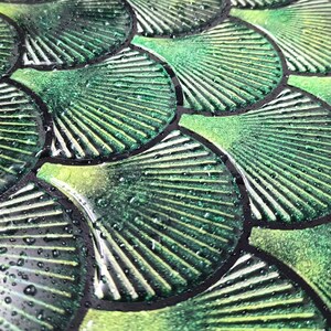 Forest green 3D peel-and-stick wall tile with overlapping scallop scales for kitchen backsplash, vinyl wall tiles
