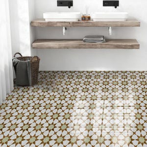 K&ouml;nnte beinhalten: Badezimmer-Interieur mit einem gemusterten Fliesenboden mit einem sich wiederholenden Sterndesign in Braun, Wei&szlig; und Gr&uuml;n. Der Raum umfasst ein Holzregal mit zwei wei&szlig;en Waschbecken, schwarzen Wasserh&auml;hnen und einem Weidenkorb.