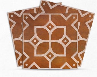 Könnte beinhalten: Drei braune und weiße Keramikfliesen mit geometrischem Muster. Die Fliesen haben einen rustikalen, abgenutzten Look.