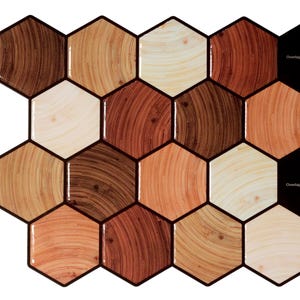 Peut inclure: Carrelage hexagonal avec un motif de grain de bois dans diverses nuances de marron, beige et orange. Les carreaux ont une finition brillante et sont disposés en grille. Le texte "Overlap Here" est inclus sur fond noir.