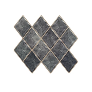 Peut inclure: Agencement de douze carreaux gris en forme de losange avec un motif texturé hachuré. Les carreaux sont bordés d'une bordure beige clair, créant un design géométrique. Disposition en quinconce.