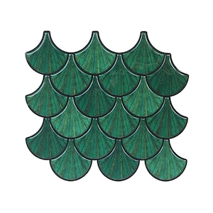 Puede incluir: Azulejos verdes en forma de abanico dispuestos en un patrón repetitivo. Cada azulejo presenta un diseño texturizado en forma de hoja en un tono verde más oscuro. Los azulejos están delineados en negro, creando un elemento decorativo definido. El diseño se asemeja a escamas de sirena.