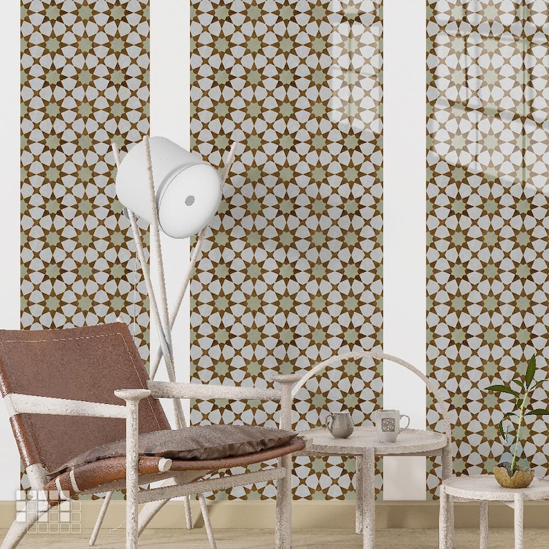 K&ouml;nnte beinhalten: Innenraum mit einem braunen Ledersessel, einem kleinen wei&szlig;en Tisch und einer Stehlampe. Der Hintergrund zeigt eine gemusterte Wand mit einem sich wiederholenden Sterndesign in Braun und Gr&uuml;n. Eine kleine Pflanze ist sichtbar.