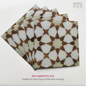 K&ouml;nnte beinhalten: Ein Stapel selbstklebender PU-Fliesen mit einem geometrischen Sternmuster in Wei&szlig;, Braun und Beige. Geeignet f&uuml;r Boden- und Wandbel&auml;ge.