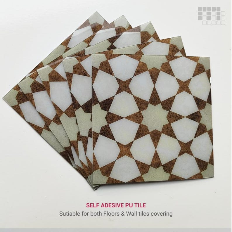 K&ouml;nnte beinhalten: Ein Stapel selbstklebender PU-Fliesen mit einem geometrischen Sternmuster in Wei&szlig;, Braun und Beige. Geeignet f&uuml;r Boden- und Wandbel&auml;ge.