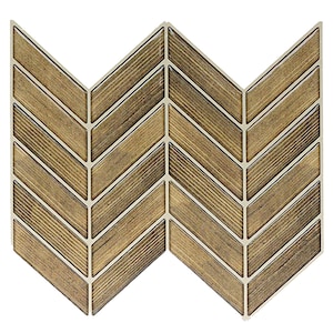 Puede incluir: Un mosaico de azulejos con patrón de chevron y acabado de imitación madera. Los azulejos son marrones con un borde marrón claro.