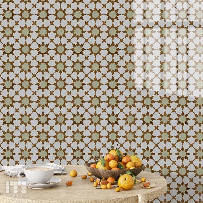 K&ouml;nnte beinhalten: Ein Holztisch mit einer wei&szlig;en Tasse und Untertasse, einer Sch&uuml;ssel mit Orangen und einer gemusterten Wand im Hintergrund. Die Wand zeigt ein sich wiederholendes Sternmuster in Braun und Gr&uuml;n auf wei&szlig;em Hintergrund. Der Tisch ist aus hellem Holz.