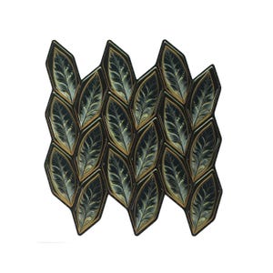 Op de afbeelding: Een abstract kunstwerk met een herhalend bladerpatroon. Elk blad-vormig element heeft een donkergroen interieur met lichtere groene en gouden details, omlijst door een zwarte rand. Het ontwerp is geometrisch en visueel aantrekkelijk.