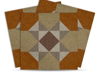 Könnte beinhalten: Ein Stapel quadratischer Untersetzer mit einem geometrischen Muster. Das Design zeigt eine zentrale braune Raute, umgeben von beigen, grauen und braunen Dreiecken und Quadraten. Die Untersetzer haben eine strukturierte Oberfläche und eine warme Farbpalette.