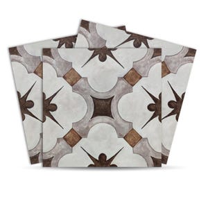 Puede incluir: Azulejos decorativos cuadrados con un patrón repetitivo. El diseño presenta un cuadrado central marrón oscuro, rodeado de formas marrón claro y grises, con fondo blanco. El patrón incluye elementos en forma de estrella.