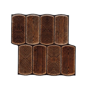 Peut inclure: Un bloc de bois avec une série de formes rectangulaires et courbes. Chaque forme présente un motif unique de lignes et de courbes, créant un aspect texturé. Le bloc est de couleur marron chaud, avec des lignes marron plus foncées.