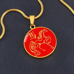 Halsband med hästen i eldens år Gold