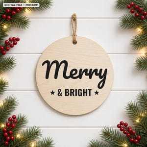 K&ouml;nnte beinhalten: Ein runder, hellfarbener Holzanh&auml;nger mit dem schwarzen Schriftzug Merry & BRIGHT und zwei Sternen. Der Anh&auml;nger h&auml;ngt an einer einfachen Juteschnur und ist als festliches Dekorationselement gestaltet.