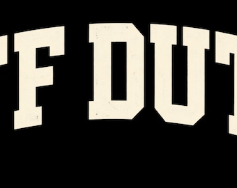 Könnte beinhalten: Der Text OFF DUTY wird in einer fetten, cremeweißen Blockschrift im Varsity-Stil dargestellt. Die Buchstaben sind in einem leichten Bogen nach oben auf einem einfarbigen schwarzen Hintergrund angeordnet. Die Typografie hat klare Kanten.