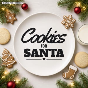 K&ouml;nnte beinhalten: Ein wei&szlig;er Keramikteller mit dem schwarzen Text Cookies FOR SANTA und einem kleinen Herzsymbol. Der Teller ist umgeben von Lebkuchen in Form von Sternen, Tannenb&auml;umen und Socken sowie Tannenzweigen und roten Weihnachtskugeln.