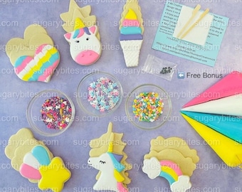 Op de afbeelding: Een unicorn koekjesdecoratieset met vier suikerkoekjes, drie kommen met sprinkles, vier spuitzakken, twee houten stokjes en een klein zakje met zwarte sprinkles. De koekjes zijn versierd met glazuur in de kleuren roze, blauw, geel en wit. De tekst op de kaart luidt "Wees creatief, ontwerpideeën, er is geen einde aan je plezier, Geniet van je tijd, kamertemperatuur, Je koekjes kunnen in een container worden bewaard voor een langere tijd, BEDANKT EN SMAKELIJK !!! Neem contact met ons op, Etsy.com/shop/SSuniqueCreationsUS, Email: ssuniquecreations@hotmail.com, Gratis bonus".