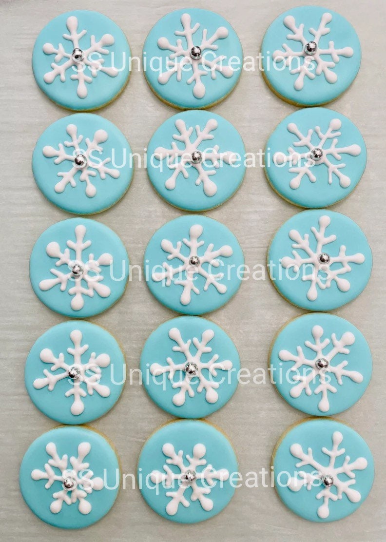 How to Make Royal Icing Snowflakes / No Eggs Royal Icing Snowflakes /  Edible Snowflakes Cake Toppers 