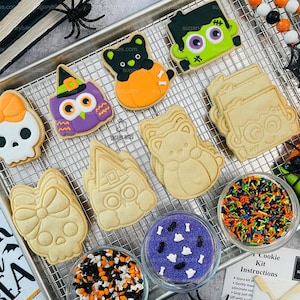 Halloween Cookie Decorating Kit, DIY Cookie Kit, (Large Cookies) ***INCLUDES 25 ITEMS*** With 5 Icing Bags & 3 Deluxe Sprinkle!!